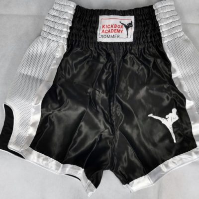 Kickbox-Academy-Sommer-Shorts-mit-Stick-Logo_vorne